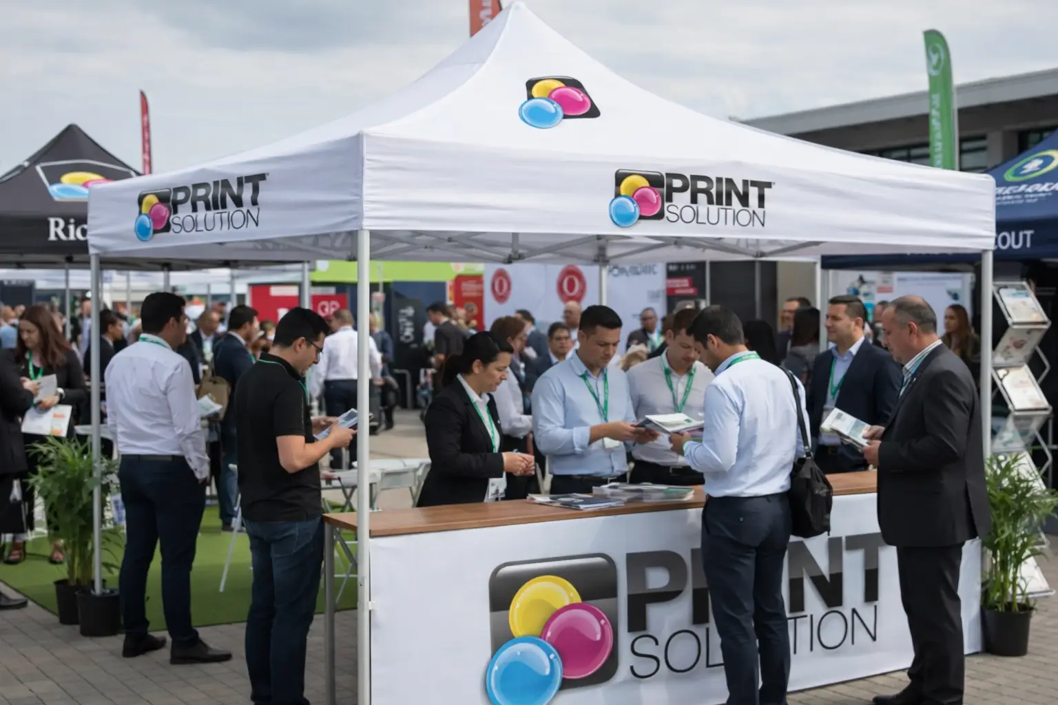 Carpa personalizada de Print Solution instalada en un evento al aire libre